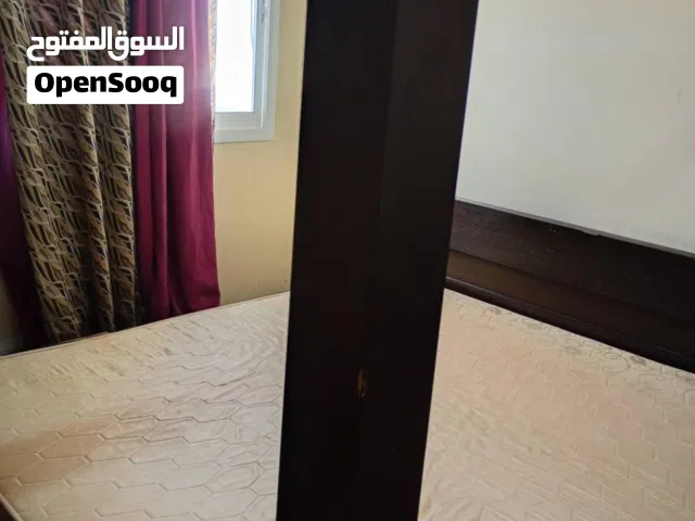سرير و مرتبة بحالة جيدة و دولاب نظيف