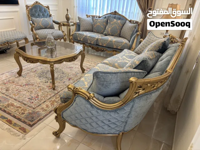 طقم كنب حفر مع طاولة وسط وعدد 3 طربيزة