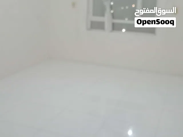 يوجد شقق مكتبيه من ثلاث وحمام ومطبخ مكاتب من80 ومن اربع ب100 حتى من غرفه وحمام الدايري وحول الجامعتي