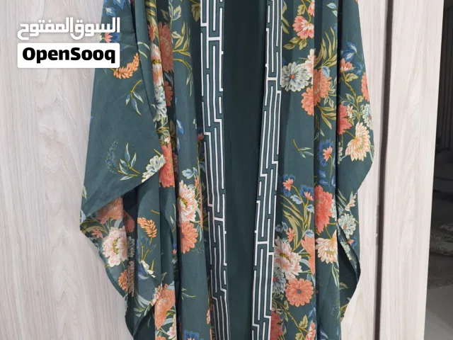 للبيع قمصان بالوان مختلفه