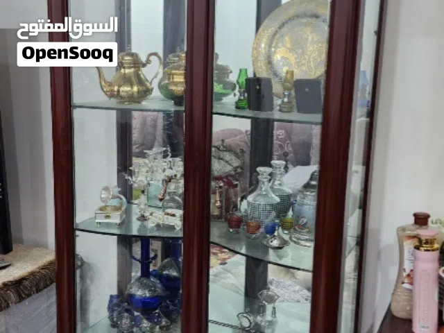 اثاث غرفة معيشة خزانتين باب زجاج مع درجين بالأسفل وطاولة وسط مع طاولتين جانبيتين