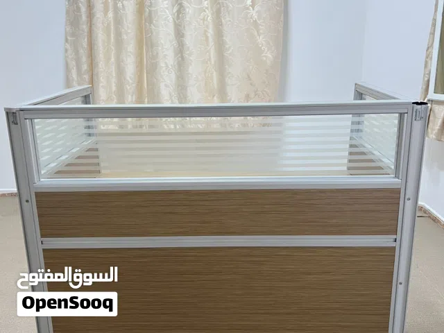 مكتب استقبال شبه جديد فرصة للبيع بسعر مناسب