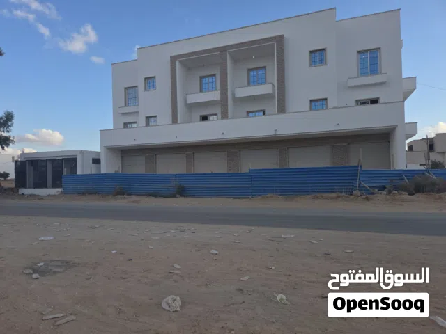 مبني تجاري يحتوي صالة و مخزن بدروم و اربع شقق مكاتب