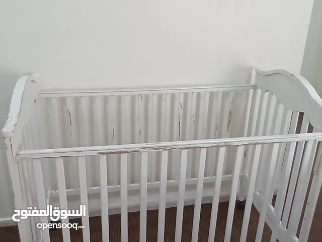 تخت بيبي جونيور وتخت طابقين وخزانة اربع ظرفات للبيع