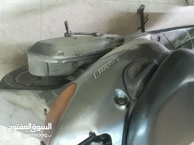 ابو شراع سزوكي مستعمل خفيف يمشي 60Km . لون رمادي في حبوبوب ريس مكنه فل بدون مفاتيح مفاتيح انكسرت