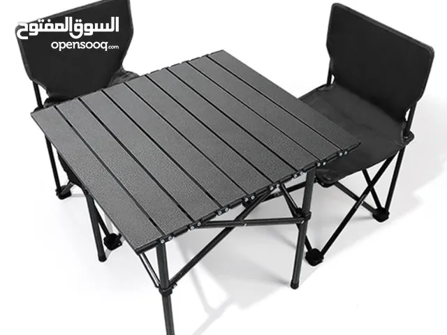 طاولة وكرسيان قابلة للطي