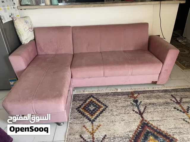 كنبه علي حرف L بتتقلب سرير نضيفه جدا وفيها سحاره تخزين