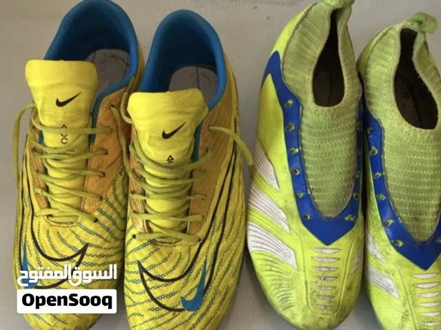 زوز احديه كره قدم  الله يبارك السعر ساوم  ولو ماعندكش فلوس اعرض أي شيء تبي تبدل بيه ومرات يعجبني