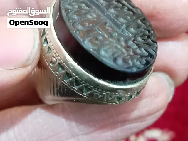 خاتم فضة من نوع شَفْت العبد اليماني، قديم وأثري، محفور بخط اليد، مع فصّ منقوش، ورِكابه مصنوع من الذه