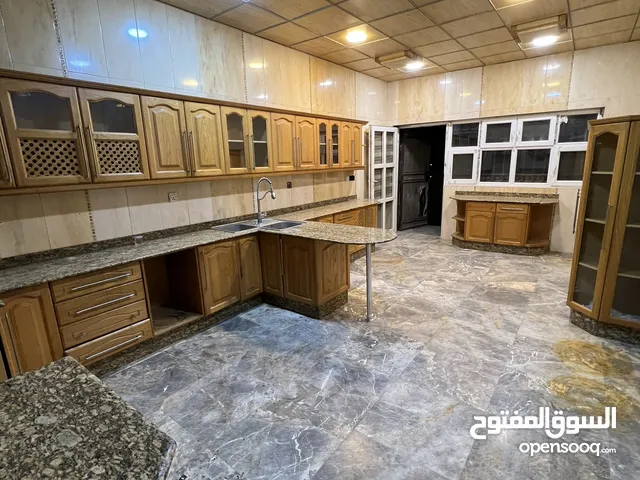 225 m2 4 Bedrooms Townhouse for Sale in Basra Khadra'a