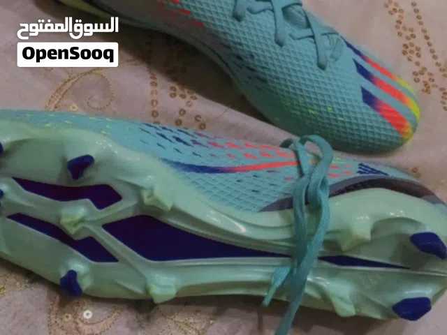 حذاء رياضي كرة قدم اديداس عالي الجودة وبأقل الاسعار فقط ب 40 دينار