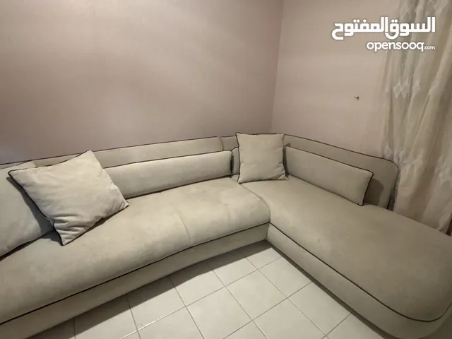 كنب بحالة جيدة اللون بيج وانيق جدا