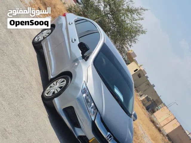 هوندا سيتى 2017 فضي مستعملة مع مواصفات خليجية ومرخصة للبيع (قابل للتفاوض)