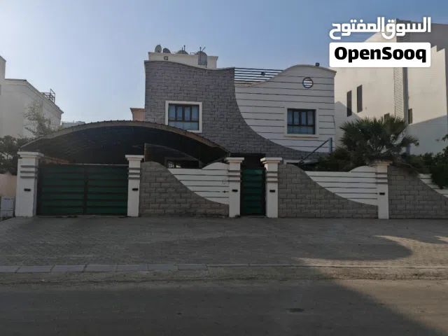 فلة فاخرة مع 3 شقق للبيع في المعبيلة الجنوبية