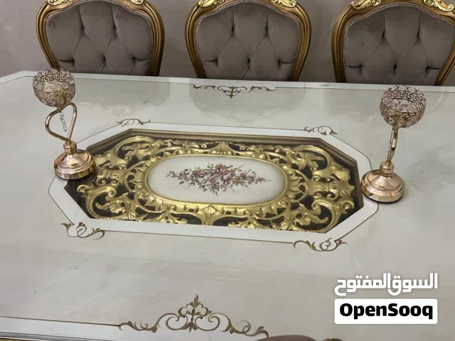 اكتبي طاولة سفرة استيراد مصر عدد الكراسي 8  يغطيها لوح زجاج استعمال بسيط  لا تحتاج للصيانة نهائيا ال
