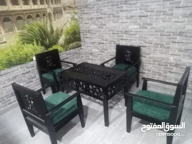 طاولة و أربع كراسي
