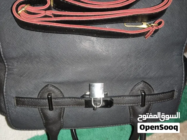 شنطتين حريمي جلد طبيعي فرصه ولقطه بحالتهم جدا جدا واسعارهم لقطه وفرصه وشكلهم شيك جدا