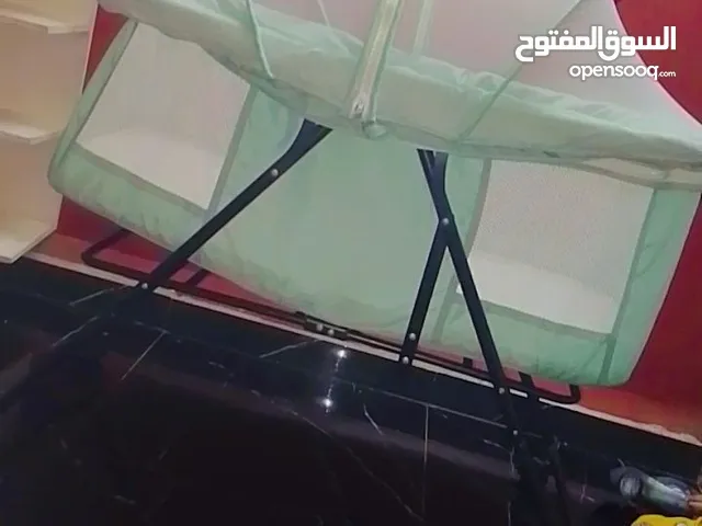 سرير بيبي كما هو موضح بالصور والفيديو