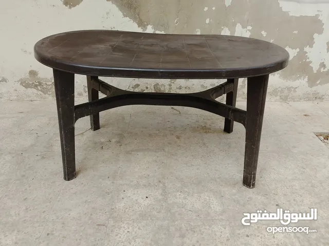طاوله خارجيه بلاستيكيه شكل بيضوي