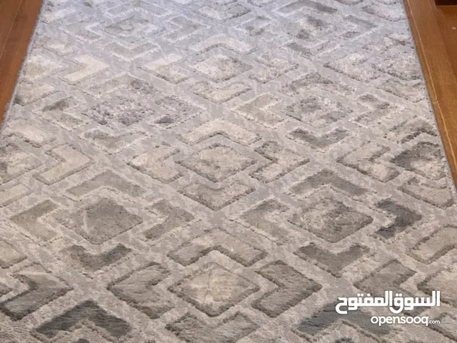 سجاد اردني ممر او غرف قطعتين جديد بحاله ممتازه قطعتين باللون الرمادي