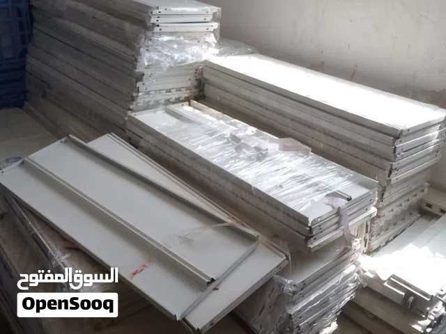ارفف محل سوبر ماركت وسطي وحائط بظهر