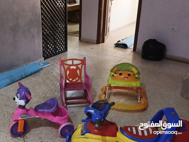 غرفة نوم مع نثريات مع العاب اطفال
