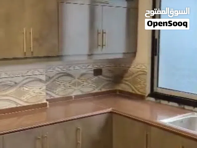 شقة للبيع في كفربطنا طابق اول مؤلفة من ثلاث غرف وصالون كبارمع برندة كسوةملكية جاهزة للسكن شرقي شمالي