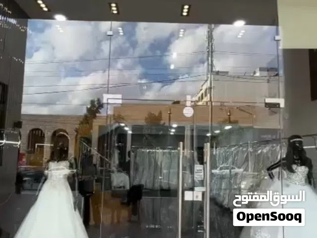 محل فساتين عرايس وسهره للبيع في الصويفيه وسط الأسواق جاهز ويعمل بكامل بضاعته.لعدم التفرغ والسفر