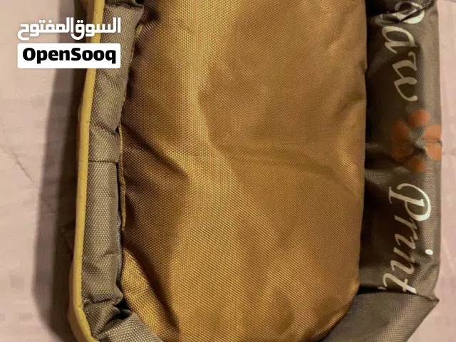 خداشة قطط وكوت قطط  والخدامة للعب وتخدش أظافرها القطط والكوت للنوم