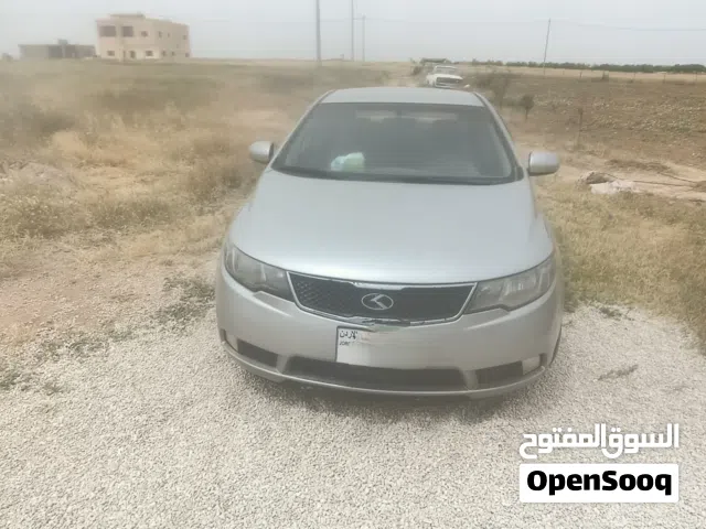 2010 كيا سيراتو Standard