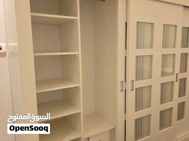 دولاب ملابس نظيف جدا