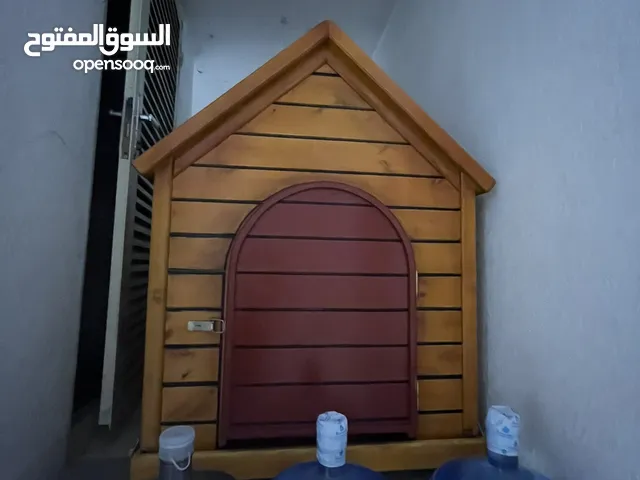 بيت كلب جميل وكبير نوعا ما وخشب غالي وجميل و تقدر ان تحبس الكلب فيه