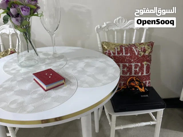 ميز مع 2 كراسي عزم عاج ثكيل وقوي ومابي اي كسر ولا عيب ولا شخط للبيع