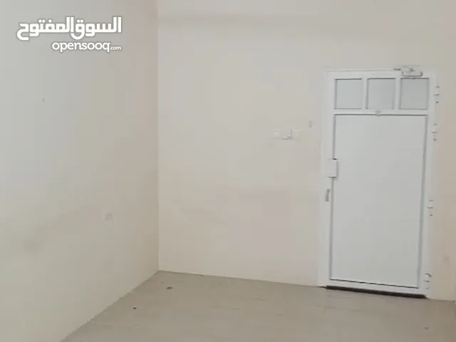 غرفة مع مطبخ ودورة مياه