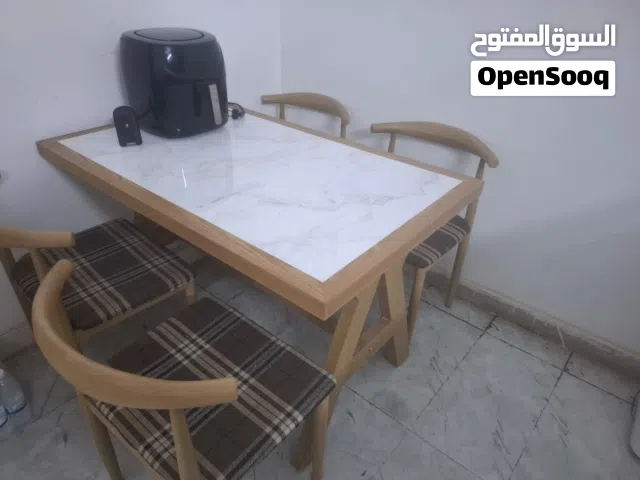 ميز بحالة ممتازة مع اربع كراسي