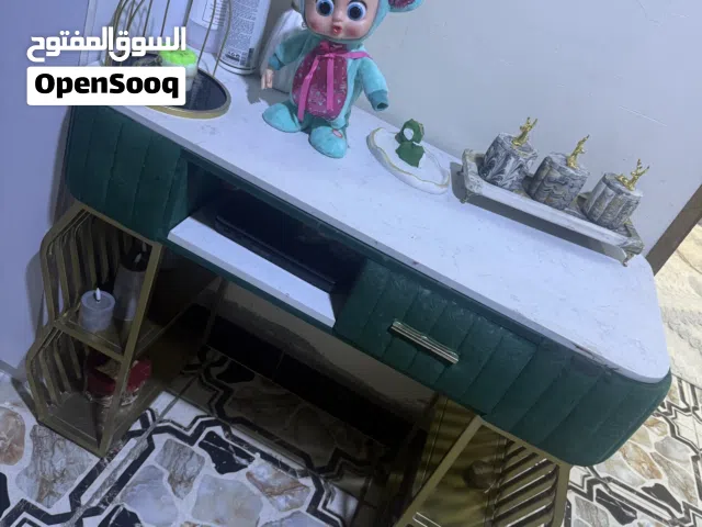 ميز اكرلك نظيف