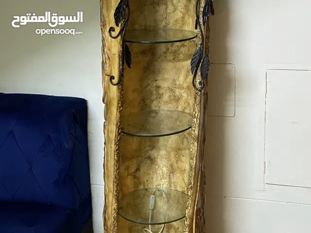 طاولة لعرض العطور والاكسسوارات