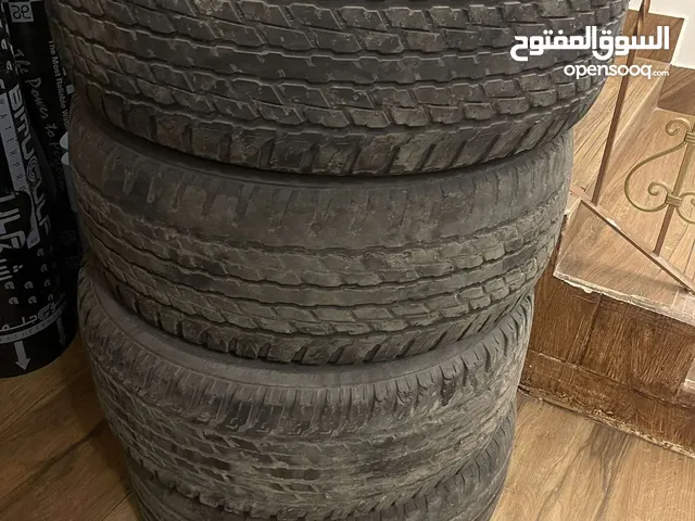 راكبين على فورد ربع حجري