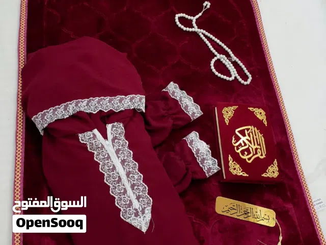 طقم صلاة متكامل سجاده معا طرحة وروب صلاه ومصحف مغلف معا فاصلة المصحف