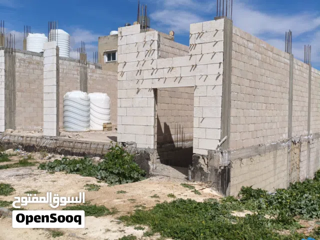 رقم العقار (20) أرض 200 م تجاري عليها بتاء عظم للبيع في عين الباشا بجانب مجمع الدوائر الحكومية