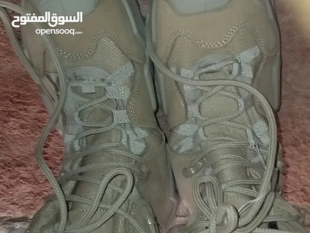 حذاء عسكري جديد