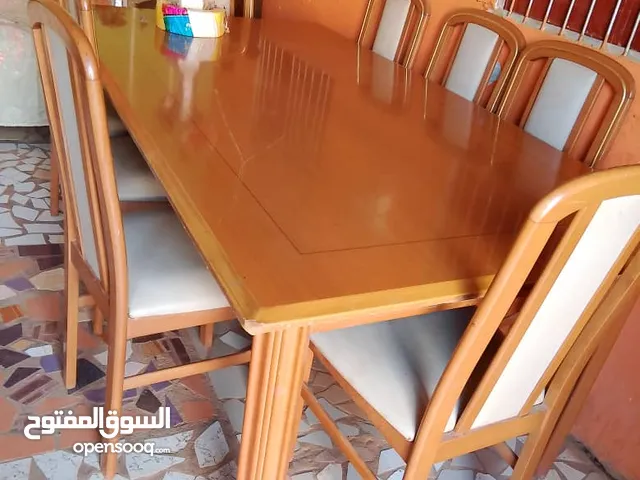 سفرة مكونة من 8كراسي خشب ماليزي شبه جديدة