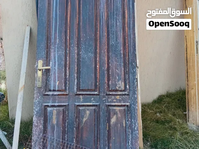 عدد 2 ابواب خشبية بالقفص