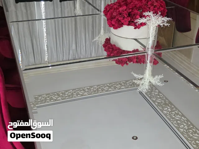للبيع طاوله طعام  زجاجيه فاخره مستعمله كبيره الحجم وطقم جلوس مستعمل (كنب) و تسريحه