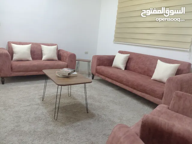 طقم كنب تفصيل فاخرااا بحالة الوكاله استعمال شهرين خفيف جدا للبيع بسعر مغري