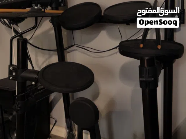 Yamaha DTX402 Electronic Drum Kit بحالة ممتازة كامل الملحقات لم يتم استخدامه إلا مرات قليله