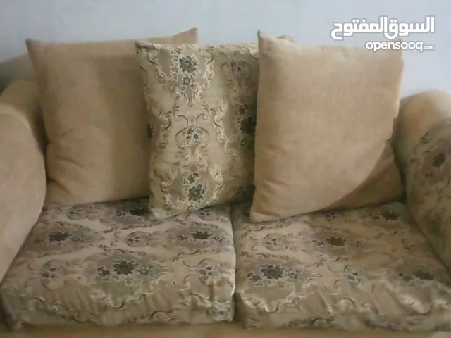 طقم كنب للبيع بداعي السفر نظيف استعمال سنة