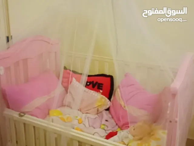 تخت اطفال لون زهري بناتي مستعمل بسيط جدا لعمر خمس سنوات مع كرسي طعام حجم كبير