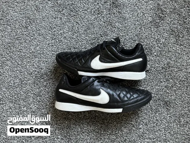 جوتي كوره نايك اوريجينال اصلي جلد طبيعي نظيف جدا مقاس 42:5 قابل للتفاوض football shoes original