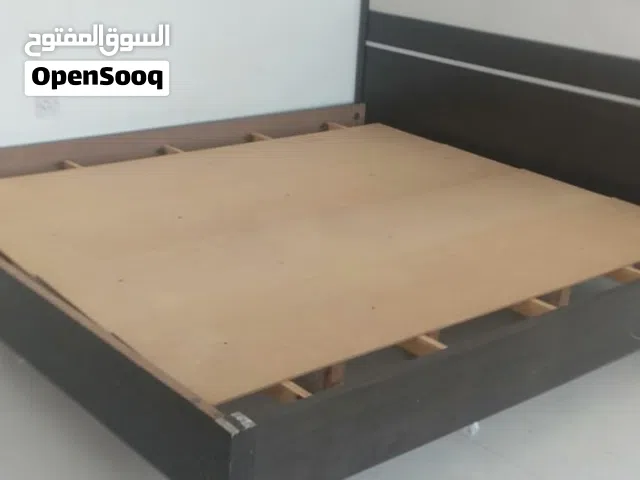 سرير لشخصين بحالة ممتازة  مع مرتبتين